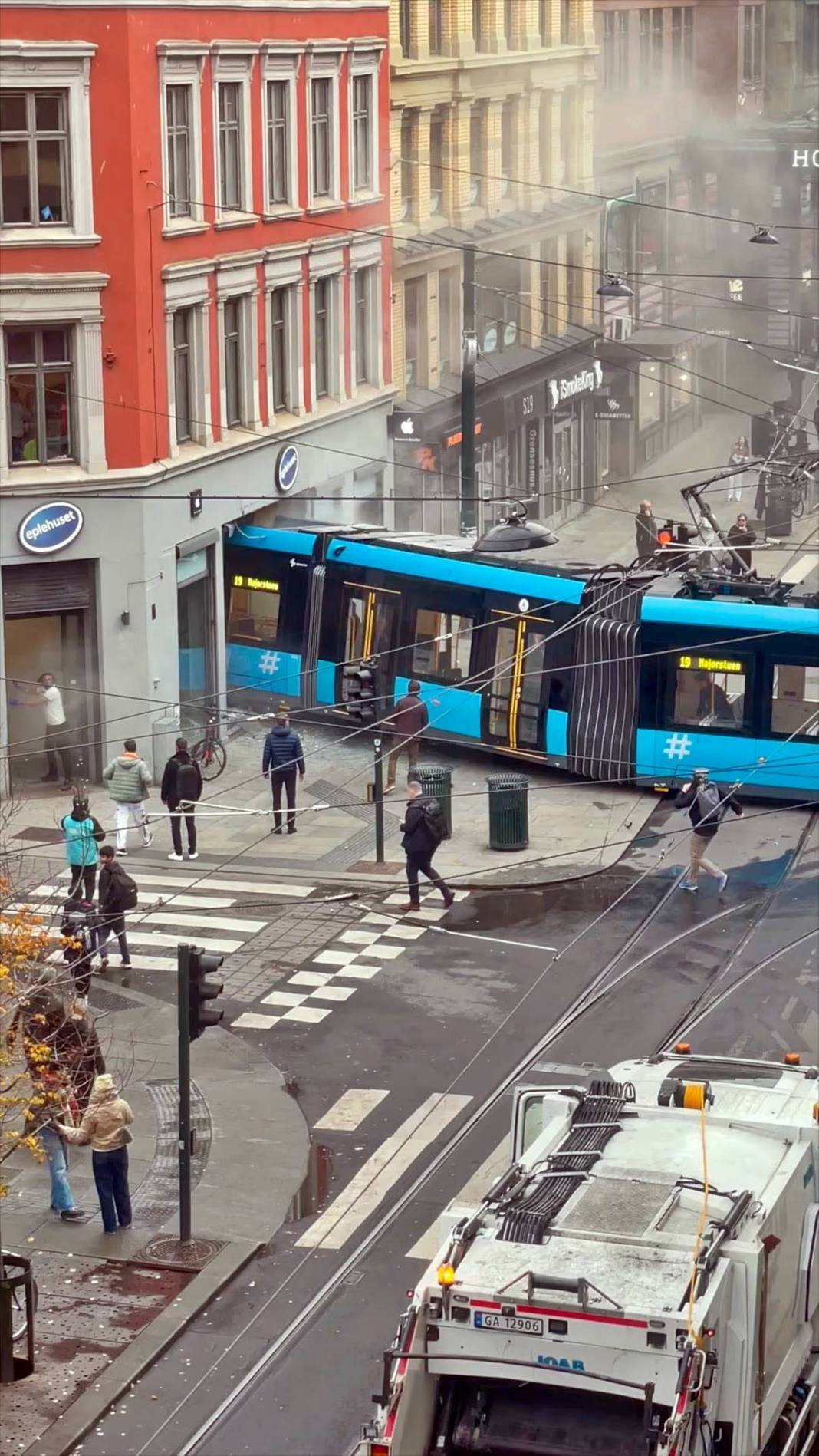Raydan çıkan tramvay Apple Store'a girdi! Film sahnelerini aratmayan kareler 10
